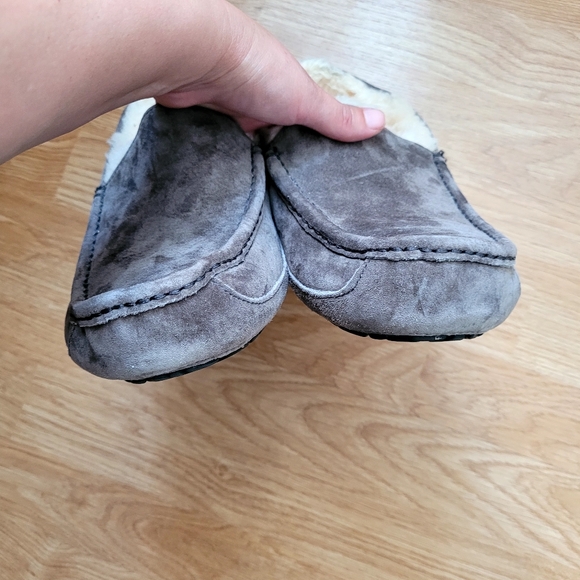 UGG | Men's Slippers - Picture 6 of 9